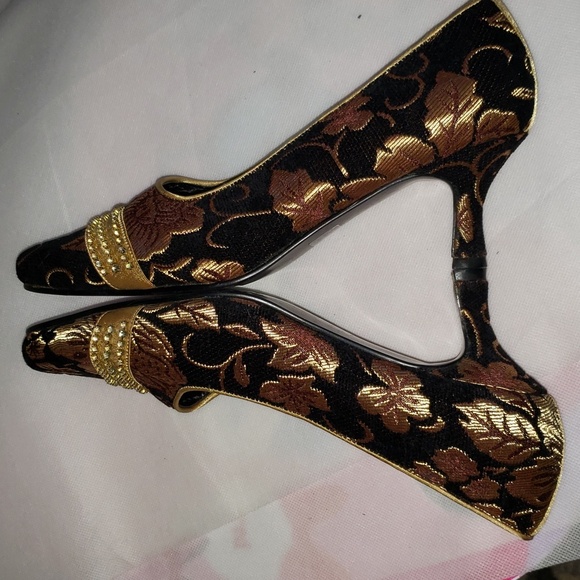 Elegant Black and Gold Heels - Picture 9 of 16
